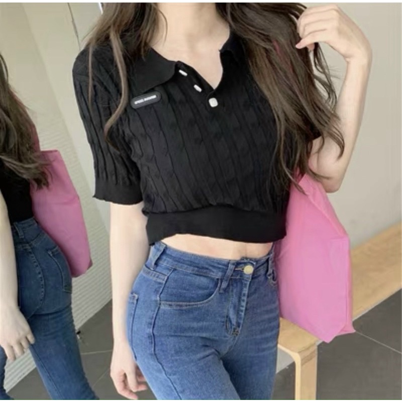 Áo len cổ bẻ dáng len bo ôm sát tag đính ngực hoạ tiết xoắn thừng