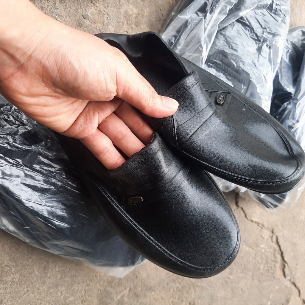 Giày nhựa đen bảo hộ lao động, đi mưa cao cấp hoa san đủ size 39-40