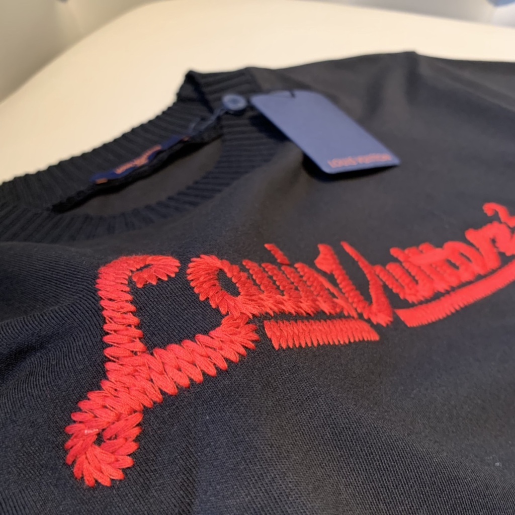⚡️ - Áo Tee Luon Vuitton EMBROIDERED MOCKNECK TEE Chữ Thêu Cao Cấp, Áo Thun LV cổ bo
