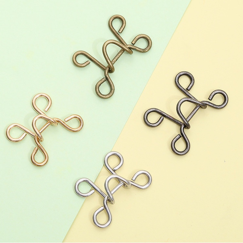 Phụ kiện ghim cài cho áo quần có thể dùng như khóa cài cố định lưng quần.