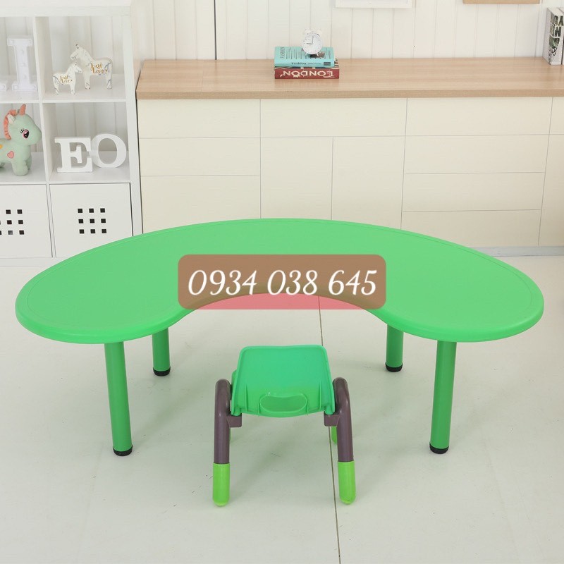 Chuyên cung cấp bàn nhựa hình vòng cung dành cho trẻ nhỏ mầm non
