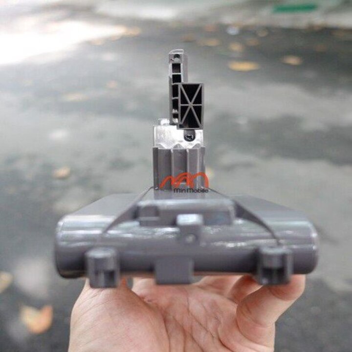 Thay pin máy hút bụi Dyson V7