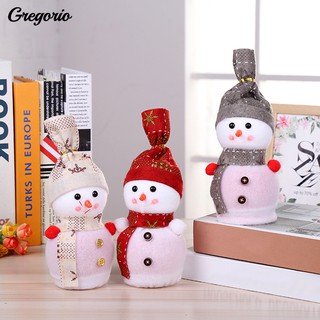 Túi xốp hình người tuyết trang trí khách sạn