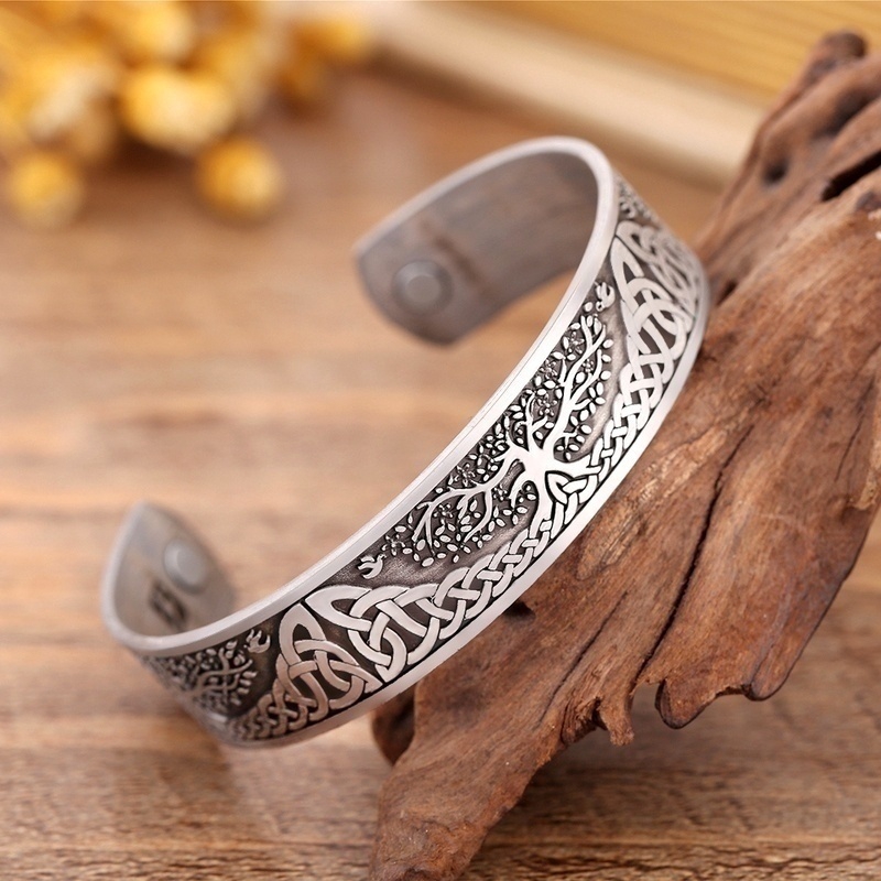 Vòng tay nam châm khắc hình cây đầy sức sống phong cách viking