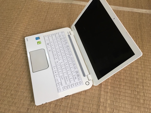 Laptop Toshiba L40 trắng đẹp tinh khôi văn phòng sang trọng | BigBuy360 - bigbuy360.vn
