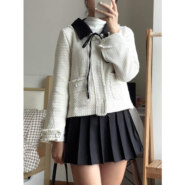 Áo khoác dạ tweed trắng dáng ngắn hai túi đắp phối cổ màu đen xinh xắn | BigBuy360 - bigbuy360.vn