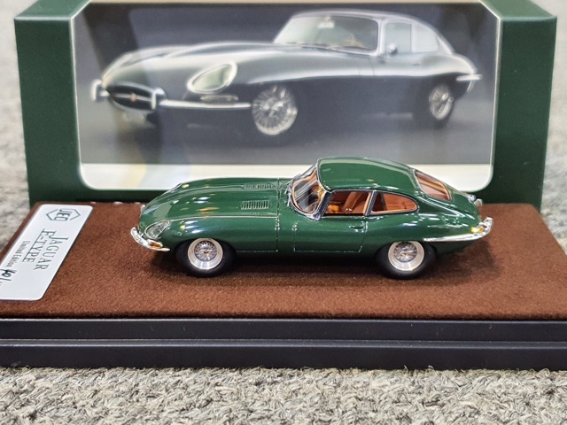 Xe Mô Hình Jaguar E-Type Limited 1:64 JEC ( Xanh Rêu )