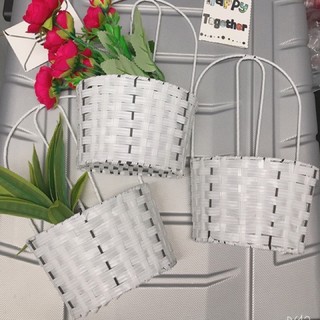 Giỏ mây cắm hoa treo tường