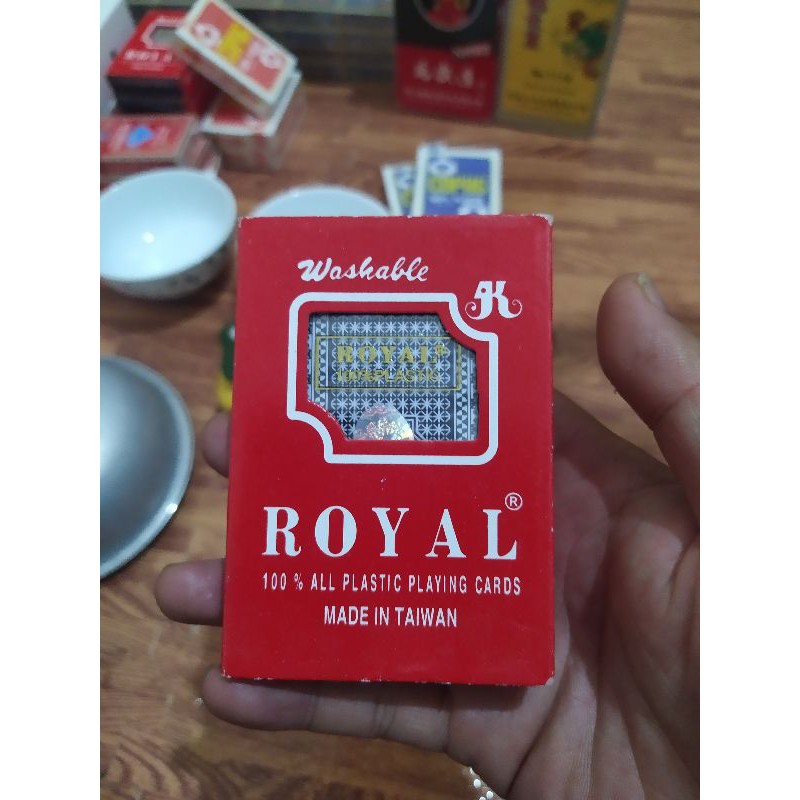 Bài nhựa kính áp tròng royal