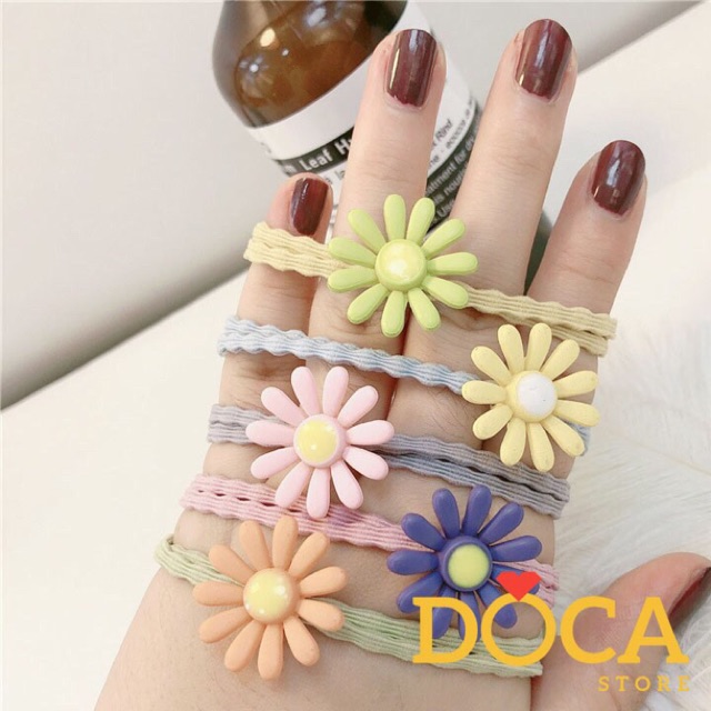 Cột tóc hoa cúc dễ thương