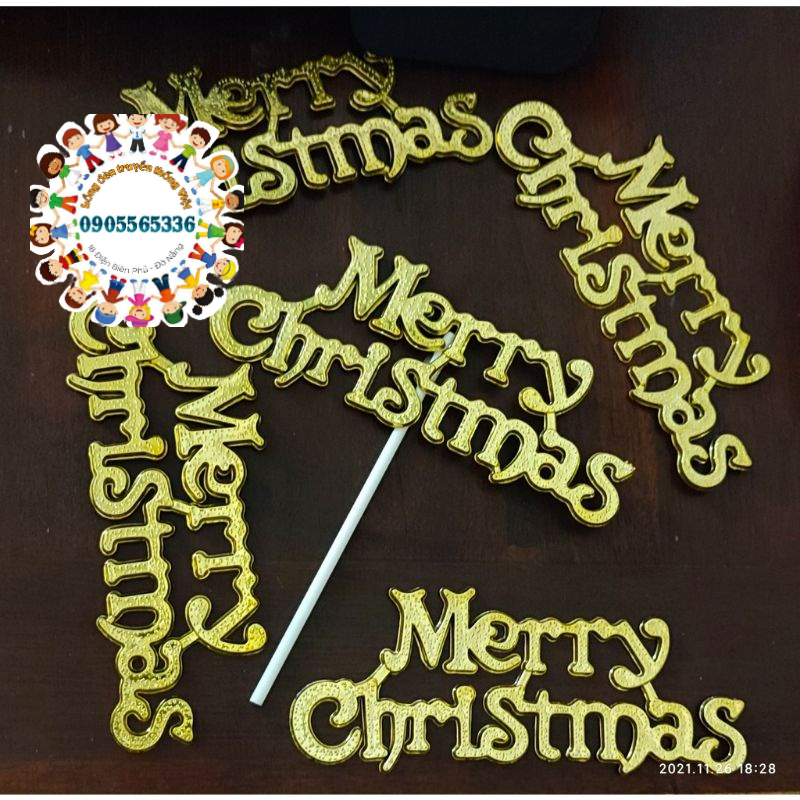 Que cắm chữ Merry Christmas trang trí cây thông, bánh kem