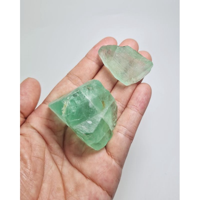 Đá thô tự nhiên Fluorite xanh bạc hà có 2 kích cỡ lựa chọn dùng thanh tẩy bài, làm handmade..