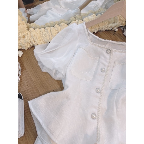 SET ÁO DẠ TAY PHỐI VOAN PEPLUM XOÈ NHẸ NÚT CỔ VIỀN REN + CHÂN VÁY XẺ