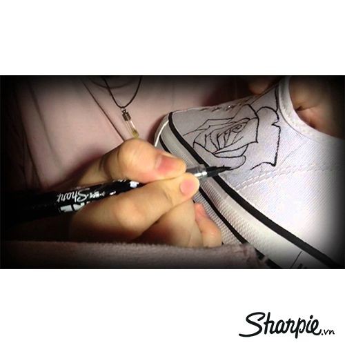 Bút vẽ lên vải không phai màu Sharpie Stained Black (Màu đen)