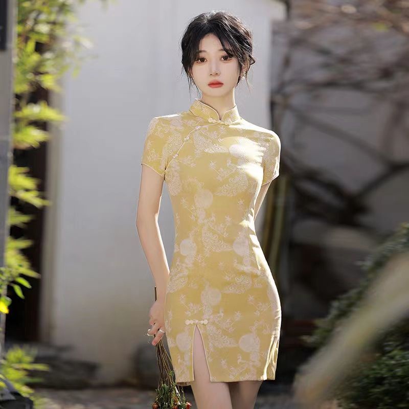 Đầm Sườn Xám Cách Tân Dáng Ngắn Màu Vàng Phong Cách Trung Hoa