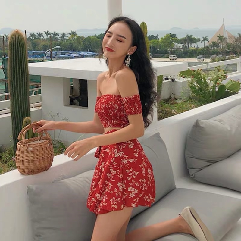 Set Croptop Lệch Vai Kèm Váy Hoa Nhí Thắt Nơ Xinh Xắn