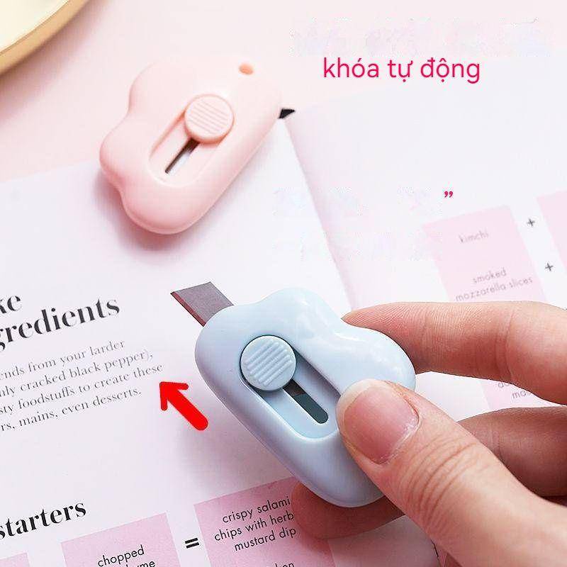 ⭐ iLado ⭐ Dao tiện ích dao mini Dao Rọc Giấy Bỏ Túi Mini hình dạng khác nhau móc khoá cute anime In Họa Tiết Hoạt Hình chất lượng cao Tiện Lợi Cuộn Rút dụng cụ mở thùng carton trang trí di động