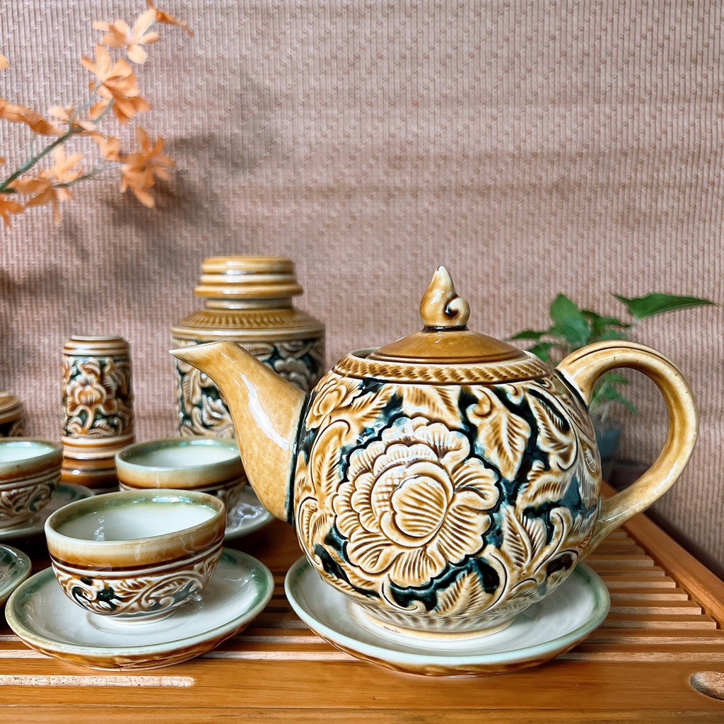Bộ ấm chén uống trà ⚱ Gốm Sứ Bát Tràng ⚱ bộ ấm trà chóp lửa vàng khắc nổi hoả biến SD-03