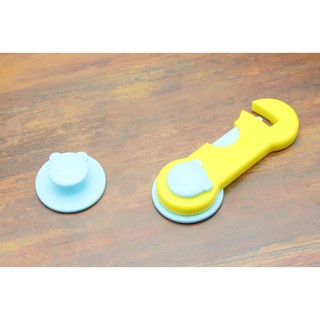Khóa tủ giữ an toàn cho bé