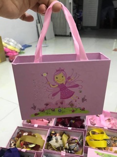 Hộp kẹp và cột tóc bé gái.