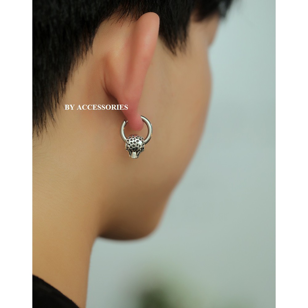 Bông tai titan tròn không gỉ và charm đầu báo