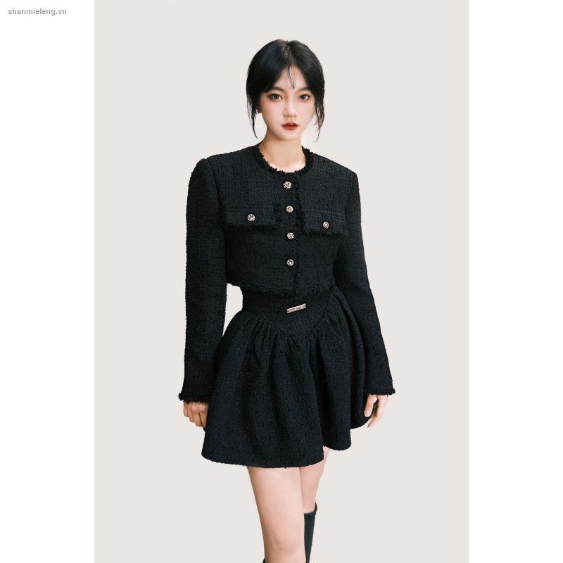 Áo khoác tweed dáng ngắn phối chân váy lưng cao thời trang mùa đông 2021