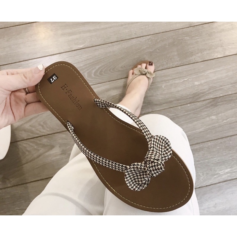 Dép tông kẻ caro xinh xắn