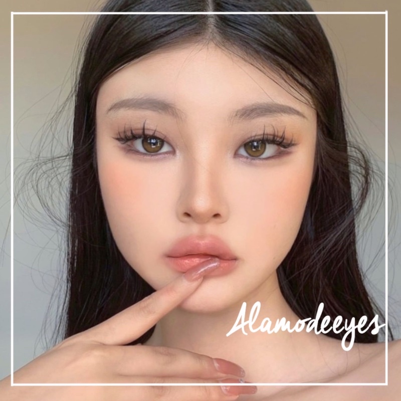 Lens new nâu Ruby trong viền xanh dương đậm