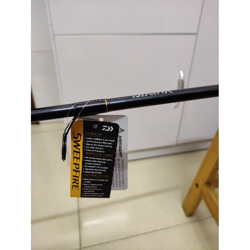 Cần câu lure 2 khúc Daiwa Sweepfire gắn máy đứng