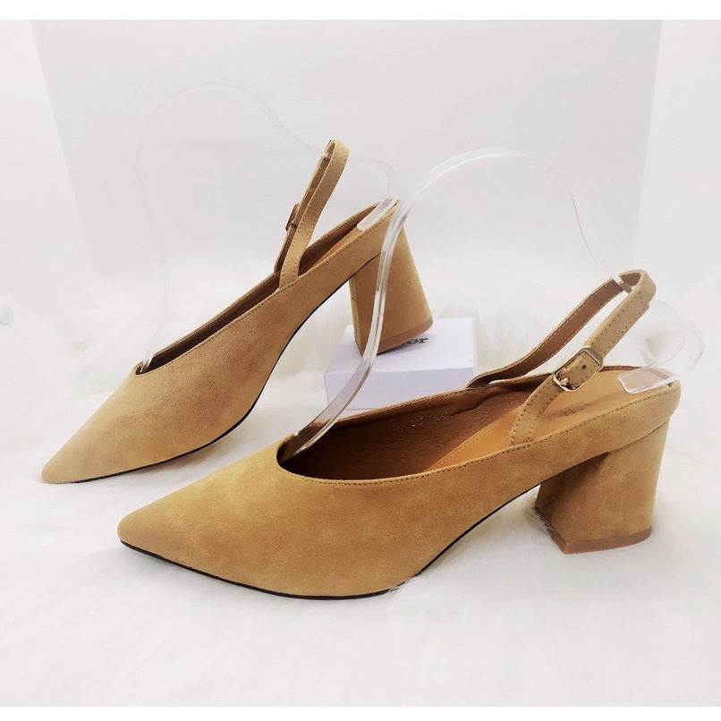 Giày cao gót chất da lộn màu nâu mũi nhọn,có quai hậu, hở gót, gót vuông cao 7 cm