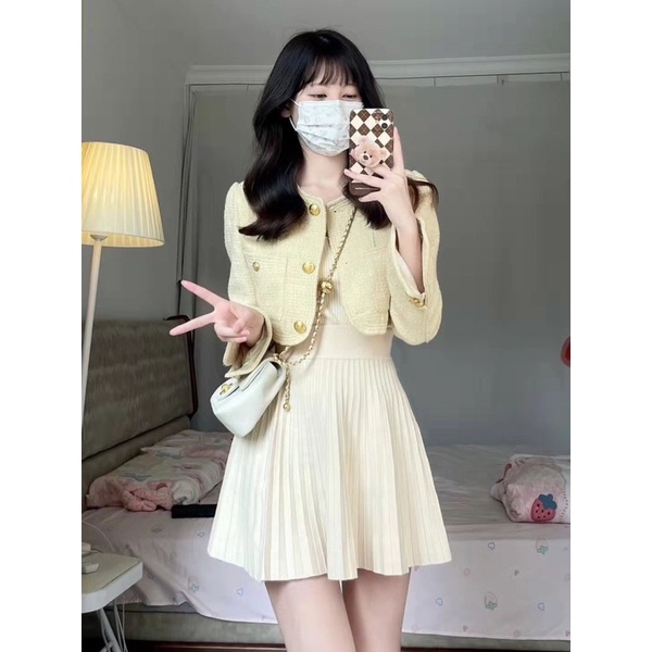 Set áo dạ tweed vàng croptop và chân váy xếp ly