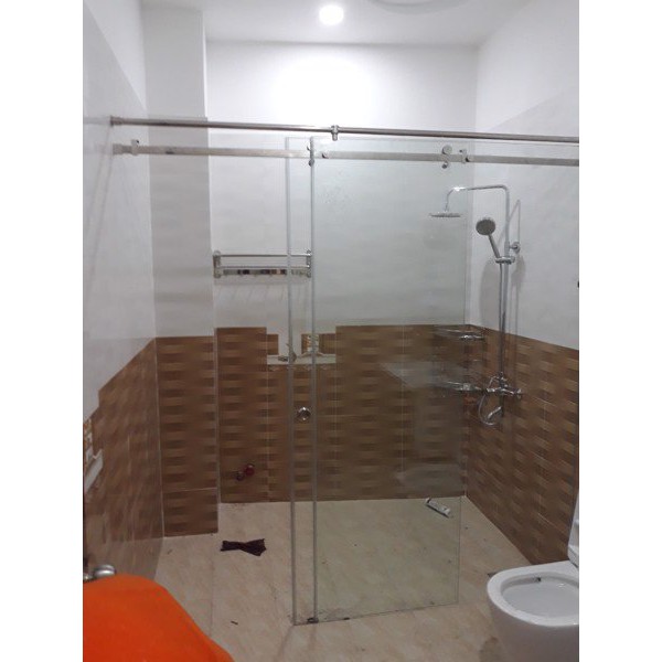 Vách kính tắm của lùa