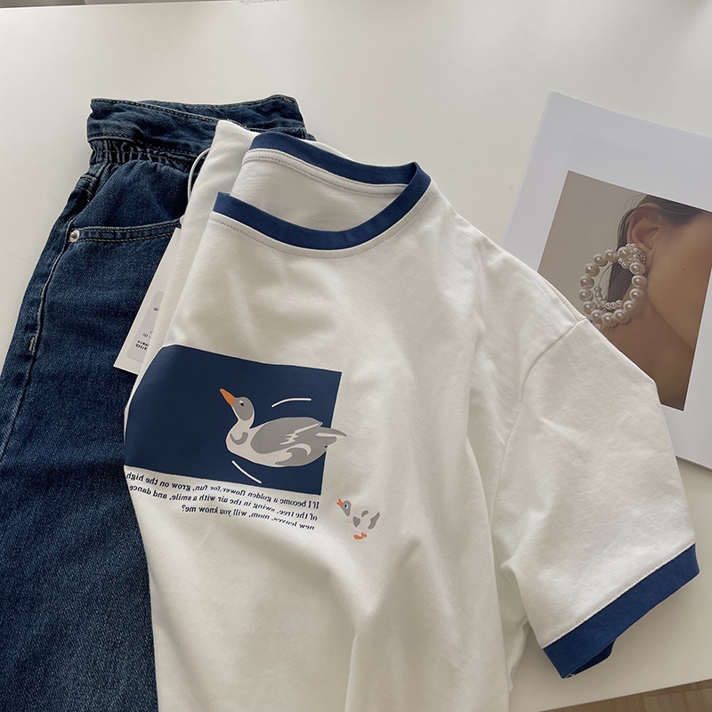 Áo phông ngắn tay viền cổ và tay áo hình in con vịt dáng rộng phong cách dễ thương