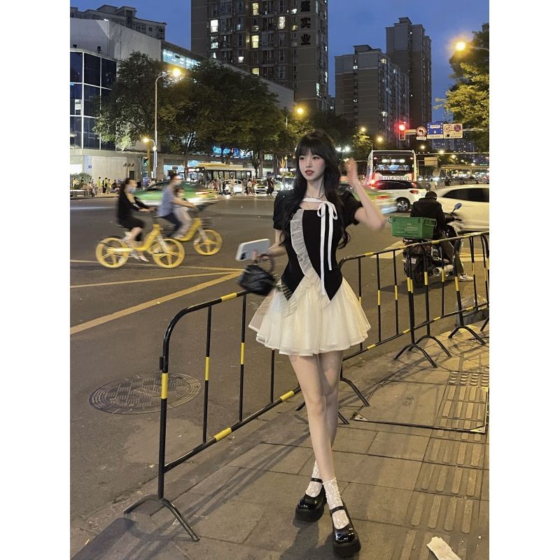 French low-key daughter designer in summer, young lady's temperament shows thin coat, dream high-waist gauze dress, two sets of women.