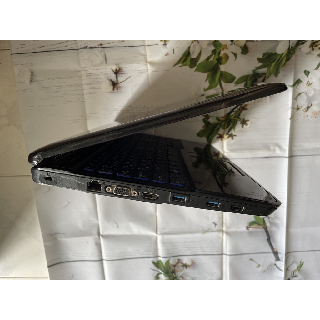 Máy tính xách tay Fu.jit.su Life.book AH54/E I3/4G/640/15.6 inch đen bóng