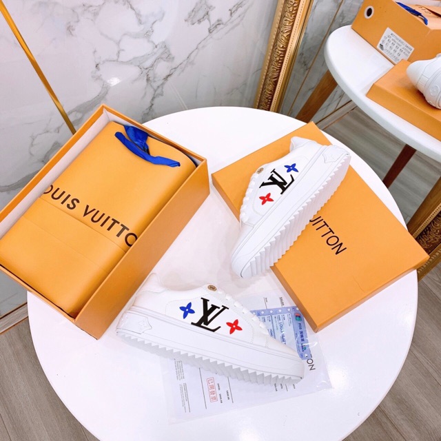 Giày thể thao mẫu mới