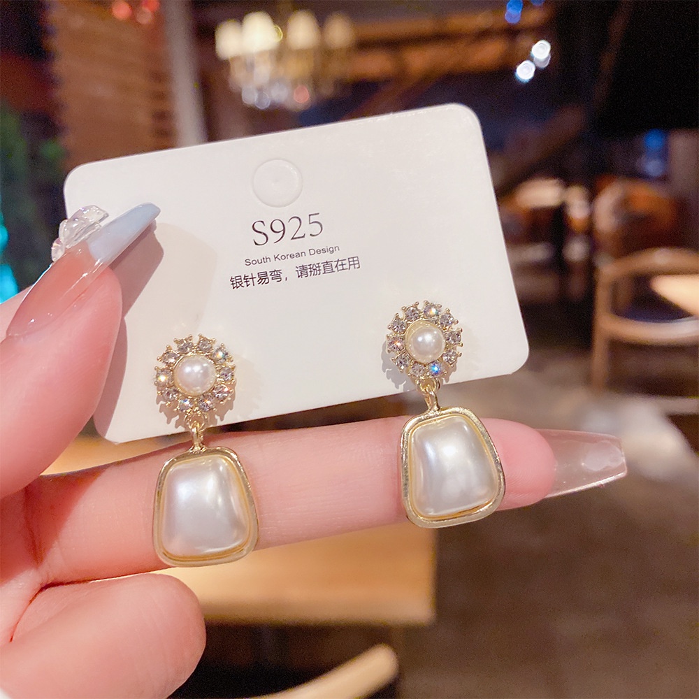 Khuyên Tai Đính Ngọc Trai Nhân Tạo Màu Bạc/Xanh Lá/Đỏ Hình Tròn Thời Trang Cho Nữ