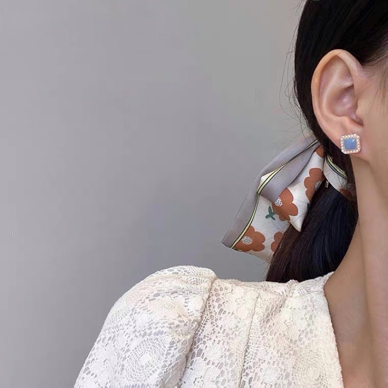 Hoa tai kim trà xanh nhẹ nhàng