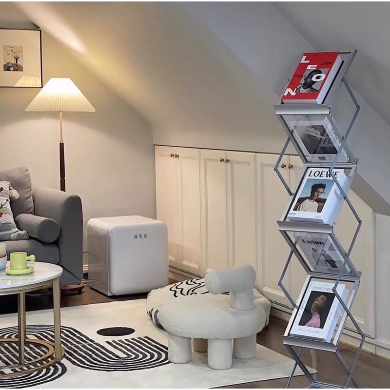 Kệ magazine acrylic ziczac trưng bày đựng báo tạp chí decor