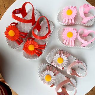 Sandal hoa cúc nhựa dẻo cho bé gái