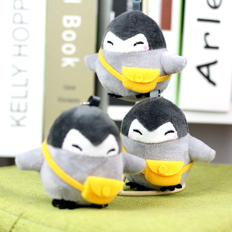 Móc khóa thú bông chim cánh cụt mang túi