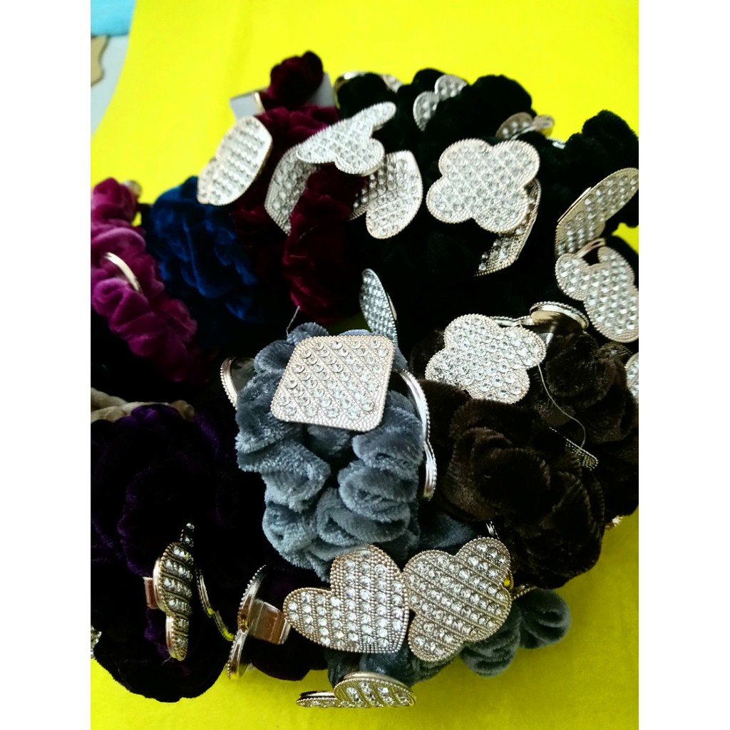 Combo 10 cột tóc nhung đính đá siêu sang như hình. Ở ngoài lấp lánh hơn hình. Lấy đủ màu ngẫu nhiên. Màu nào cũng đẹp.