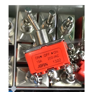 3 chiếc công tắc gạt on off 3 vị trí