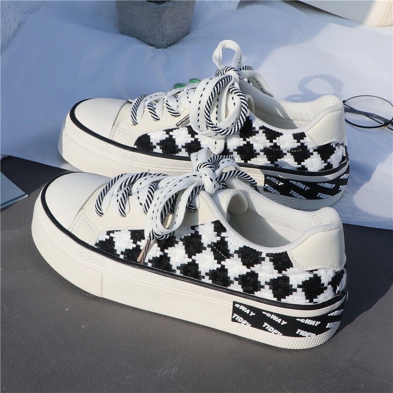 GIÀY THỂ THAO DẠ KẺ 2 MÀU ĐEN KEM