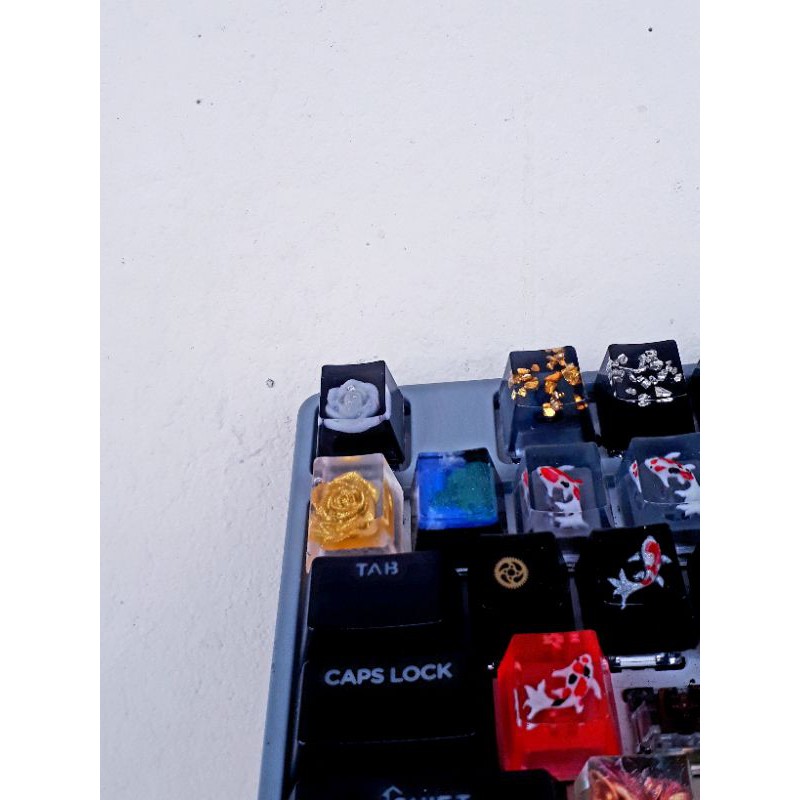 Keycap artisan hoa đào, hoa hồng trắng trang trí bàn phím cơ gaming.