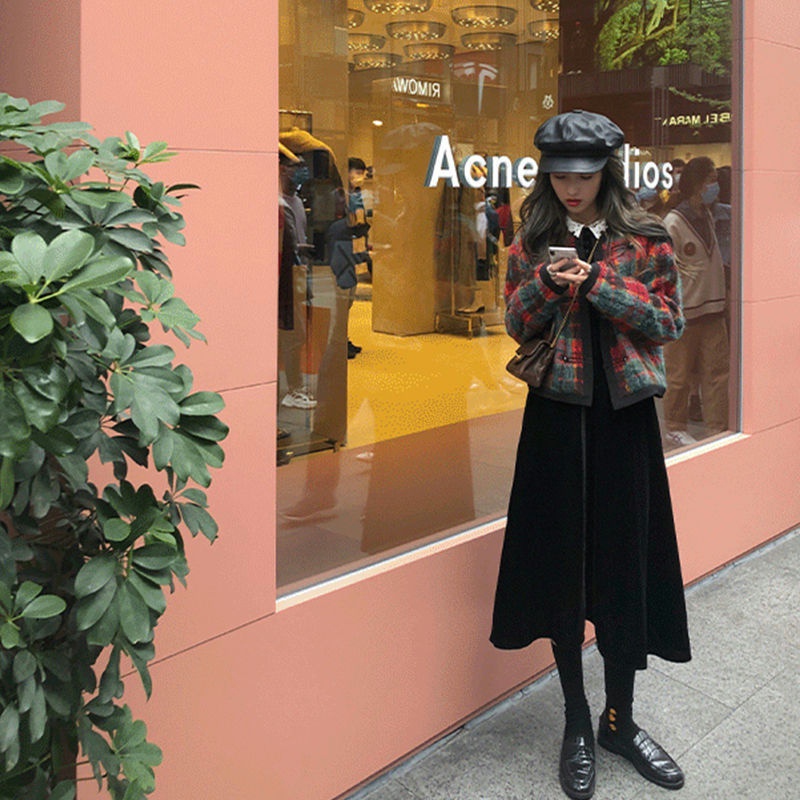 Đầm nhung đen dáng dài thời trang mùa thu Pháp 2021