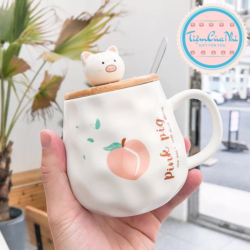 Ly sứ có nắp gỗ gắn heo 3D màu trắng in hình quả đào có quai cầm kèm muỗng cà phê 400ml Tiệm Của Nhi LSCN15