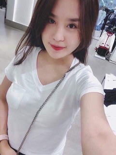 Áo pull đen trắng cổ tim