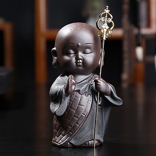 Tượng chú tiểu cầm tích trượng