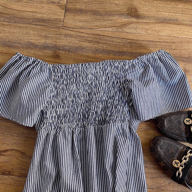 Đầm xinh mặc được 2 kiểu,trễ vai và bình thường, hoạ tiết sọc thắt nơ trước ngực và bo thun sau lưng